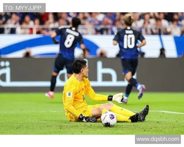 足球明星儿子因父亲比赛失利情绪崩溃泪洒赛场引发网友热议与心疼 足球明星儿子因父亲比赛失利情绪崩溃泪洒赛场引发网友热议与心疼