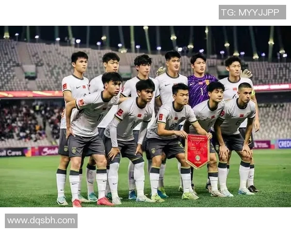 年轻足球明星帅气照片展现运动魅力与青春活力的完美结合